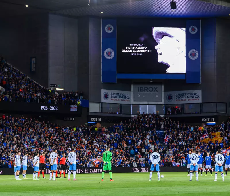 Piłkarska LM: Fani Rangers złożyli hołd królowej, mimo zakazu UEFA