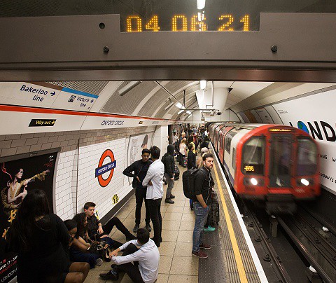 Rośnie flota nocnego metra w Londynie. Kursowanie zaczynają kolejne linie