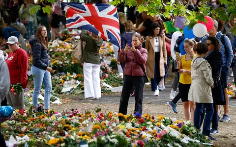 People still flock to London's Green Park to pay tribute to Elizabeth II