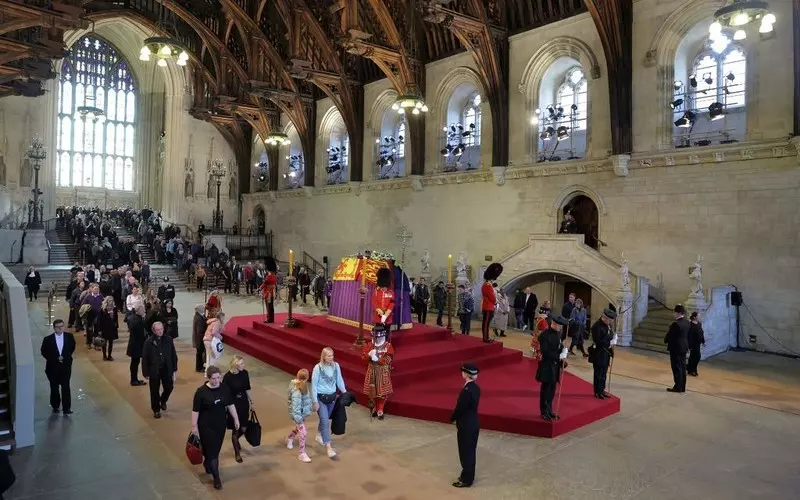 Londyn: Aby pożegnać królową, trzeba już czekać w kolejce ponad dobę