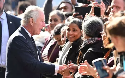 King Charles and Prince William went out to speak to those who want to pay tribute to Queen