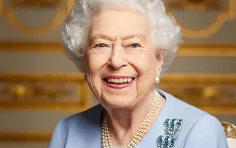 Buckingham Palace releases smiling Queen photograph taken in May