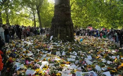 Overwhelmed Green Park shuts gates to Queen mourners