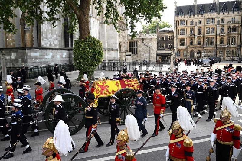 Kondukt z trumną z ciałem Elżbiety II podąża ulicami Londynu