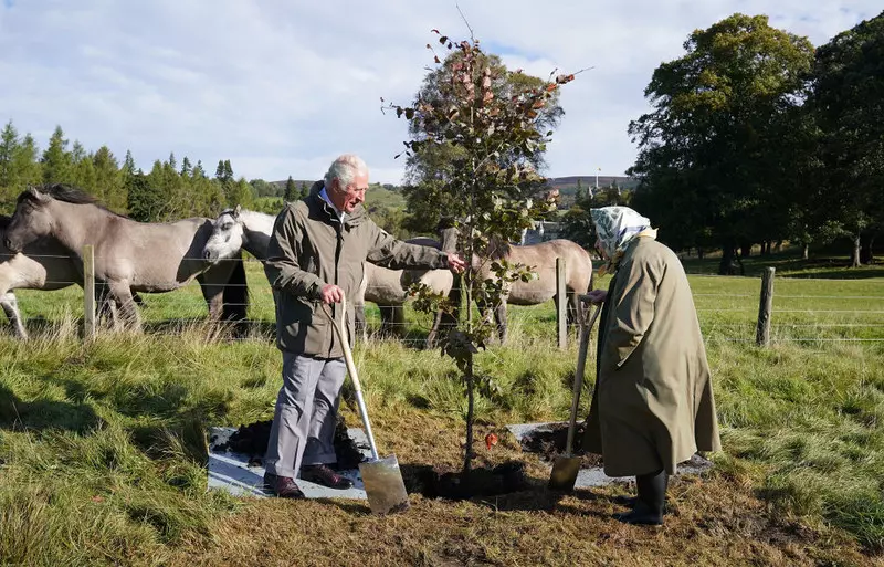 Karol III przedłuża inicjatywę sadzenia drzew, aby w ten sposób złożyć hołd królowej Elżbiecie II