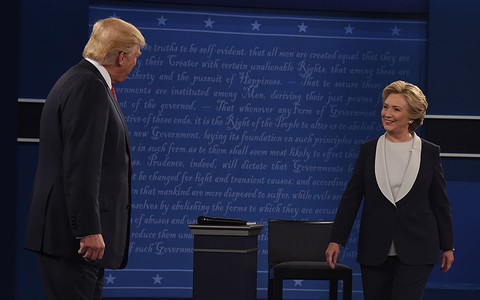 Uprzedzające uderzenie Trumpa przed debatą z Clinton