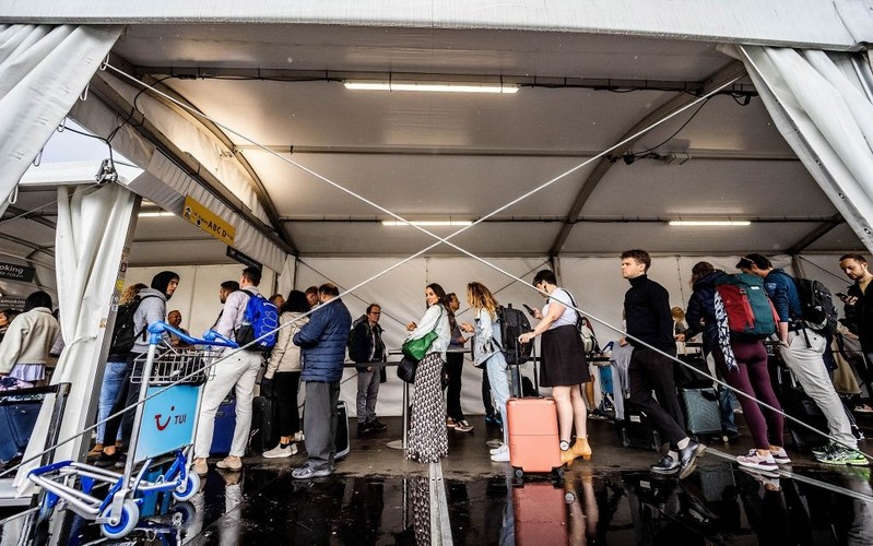 Holandia: Schiphol wypłaca liniom lotniczym 350 euro za każdego pasażera odwołanego lotu
