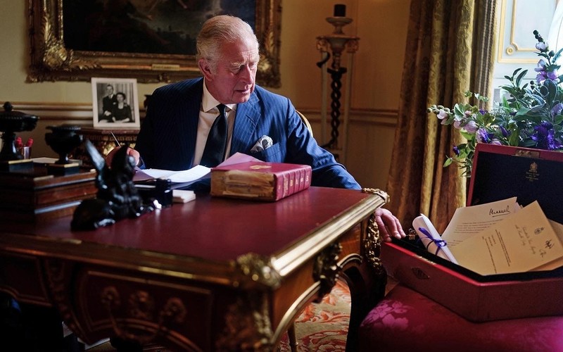 The first photo of Charles III at work - with a red box