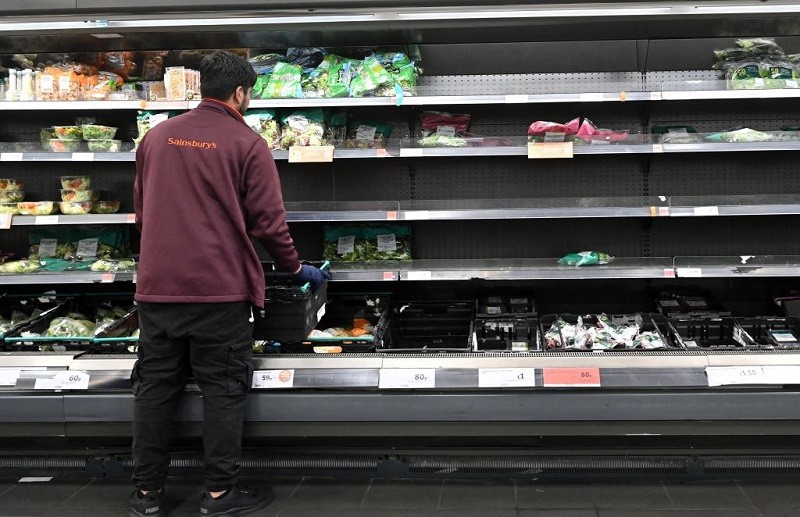 Podwyżki płac i kolejne świadczenia. Tak supermarkety w UK walczą o pracowników