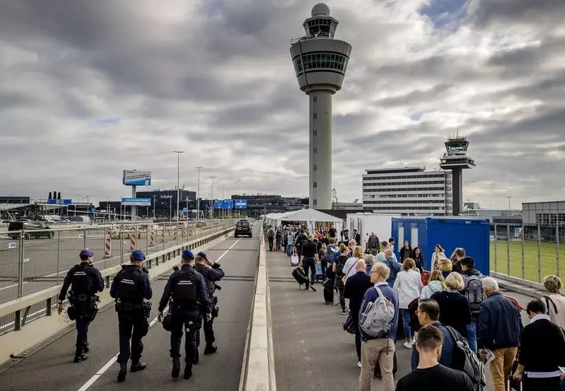 Lotnisko w Amsterdamie zapowiada odwołanie tysięcy lotów do marca 2023 r.