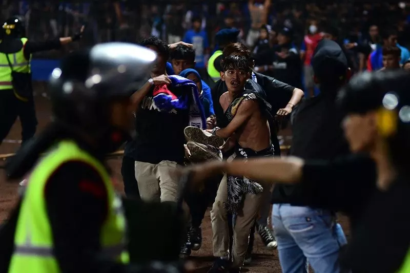 Co najmniej 174 osoby zginęły w zamieszkach po meczu piłkarskim w Indonezji