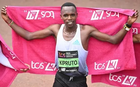 London Marathon 2022: Amos Kipruto and Yalemzerf Yehualaw win first titles in elite races