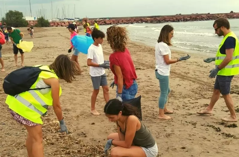 Hiszpania: Po wakacjach wolontariusze zebrali z plaż ponad 7 ton śmieci