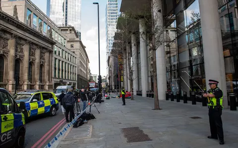 Bishopsgate: Three hurt in City of London phone-snatch stabbings