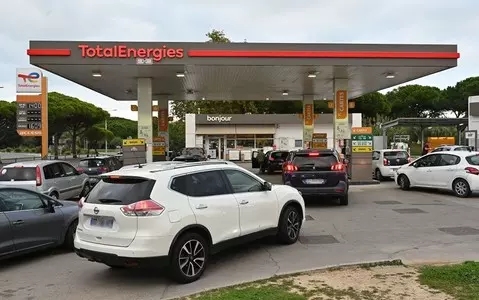 France: No fuel at many fuel stations, kilometer-long queues of cars