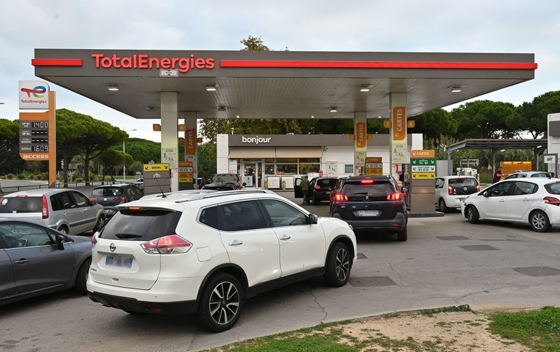 Francja: Brak paliwa na wielu stacjach benzynowych, kilometrowe kolejki samochodów