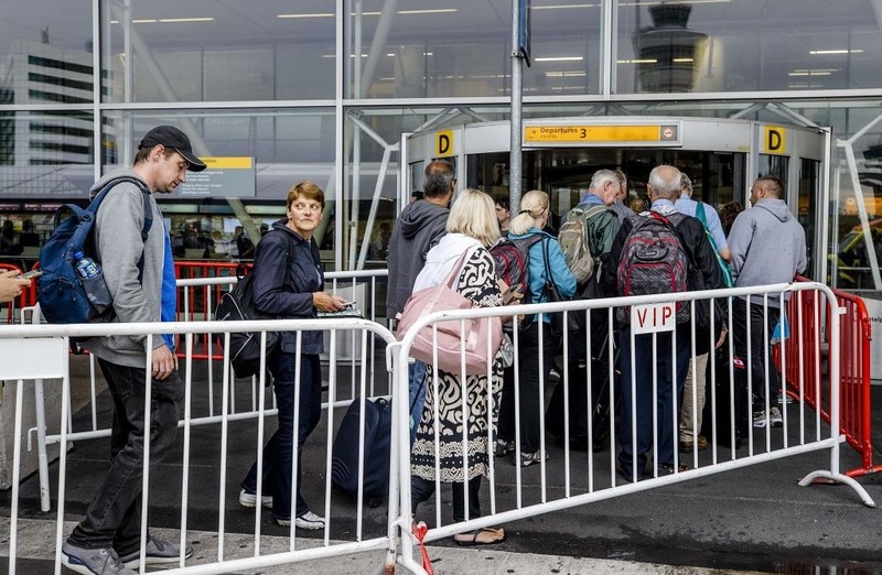 Holandia: Lotnisko w Amsterdamie prosiło o pomoc wojska w opanowaniu chaosu