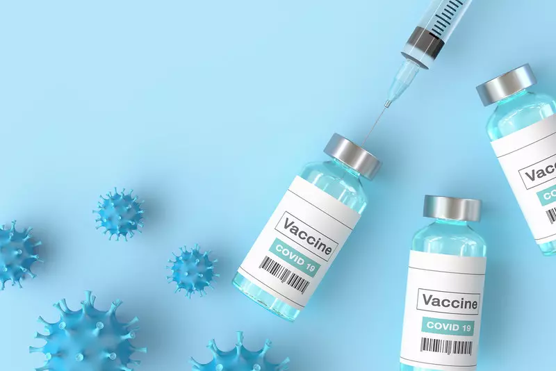 Anglia: Osoby powyżej 50. roku życia będą mogły zapisać się na szczepienia przeciw Covid i grypie