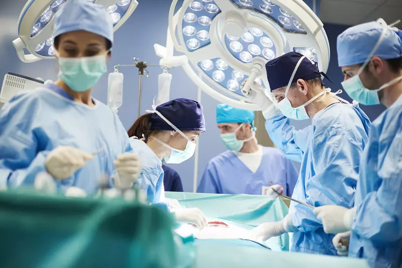 NHS w Anglii: Coraz mniej operacji. Rekordowa liczba oczekujących na leczenie szpitalne