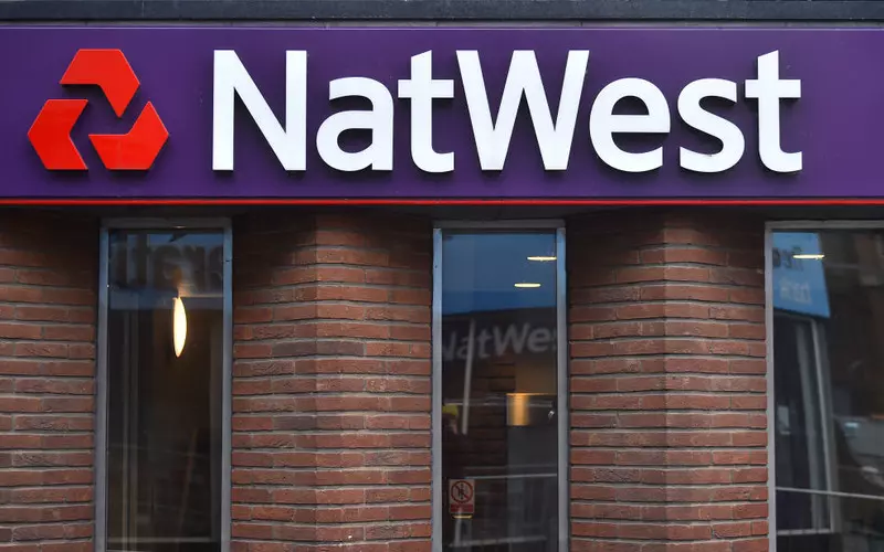 NatWest likwiduje kolejne oddziały i przenosi usługi bankowe do internetu. Podajemy listę