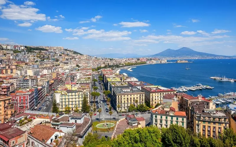 Włochy: Masowy powrót turystów do Neapolu