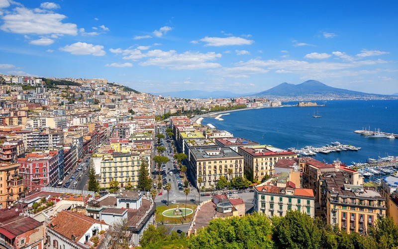 Italy: Massive Return of Tourists to Naples