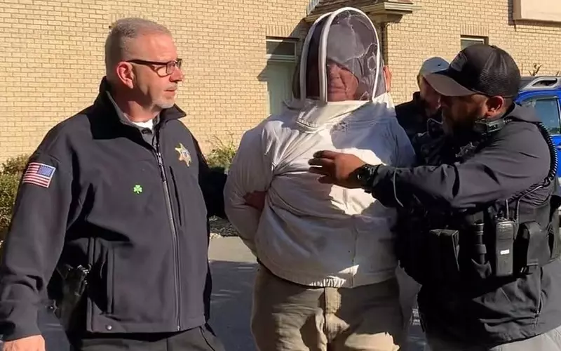 USA: Kobieta wypuściła rój pszczół na policjantów wykonujących nakaz eksmisji