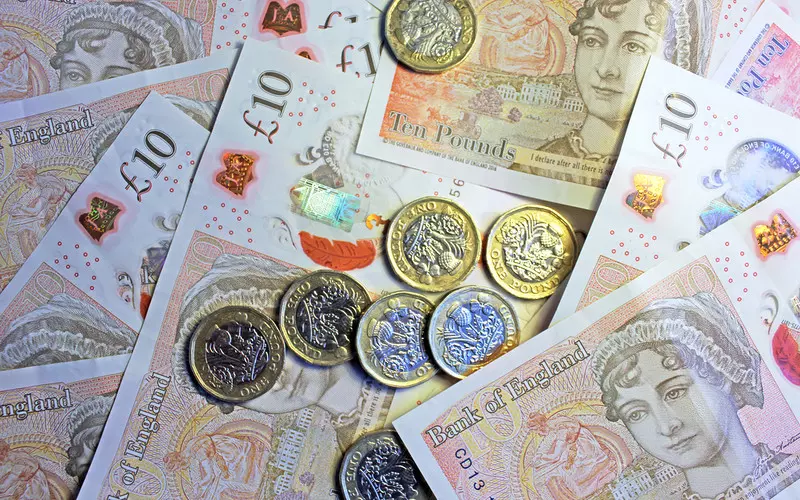 Kryzys związany z kosztami życia w UK. O ile powinna wzrosnąć nasza pensja?