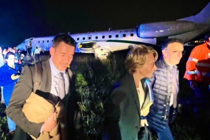 France: The plane fell out of the runway on landing. A French minister was on board