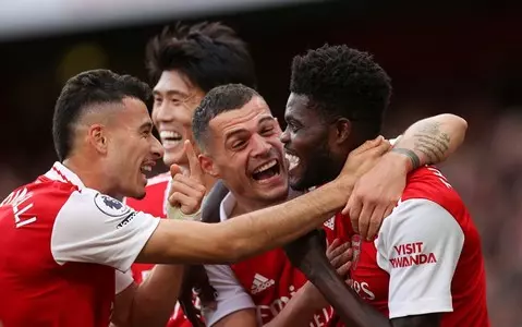 Five-star Arsenal back on top of the Premier League