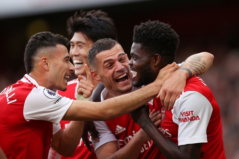 Five-star Arsenal back on top of the Premier League