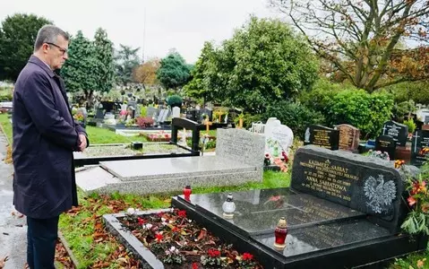 Polish diplomats lit candles on Polish graves in London