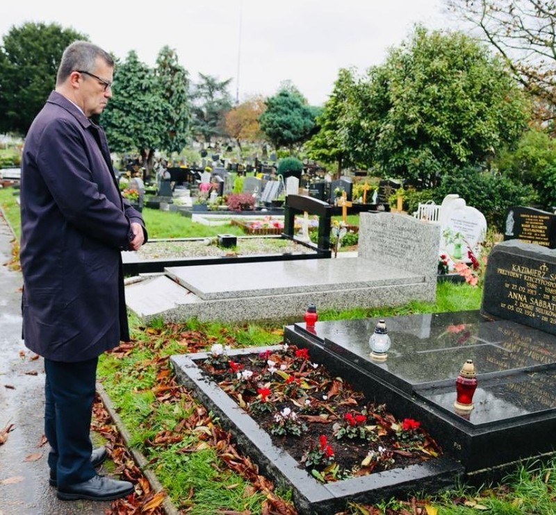 Polish diplomats lit candles on Polish graves in London