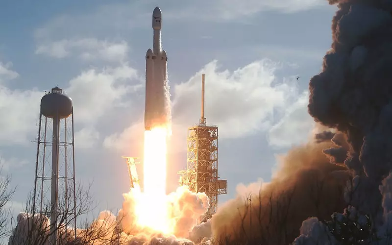 W kosmos wystartowała najpotężniejsza rakieta nośna na świecie Falcon Heavy firmy SpaceX