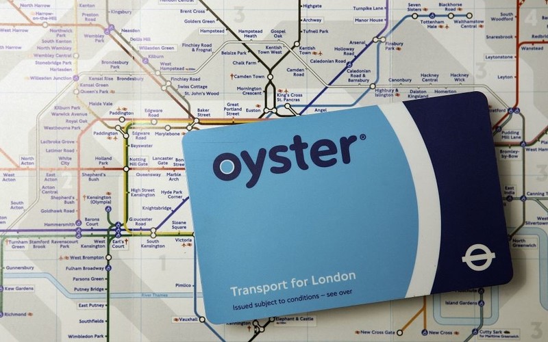 TfL krytykowany za pobieranie opłaty £10 za kartę Oyster od osób powyżej 60. roku życia