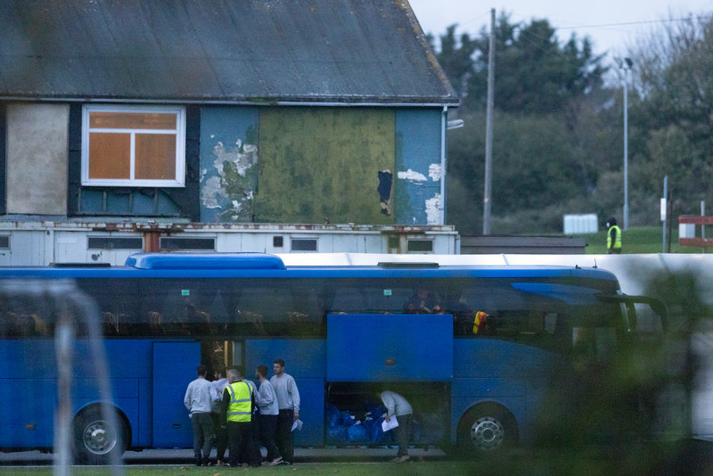 Brytyjskie media: Rośnie napięcie w przepełnionym ośrodku dla imigrantów