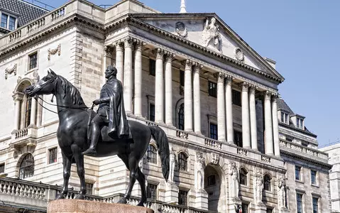 Bank of England raises interest rate again and warns of long recession