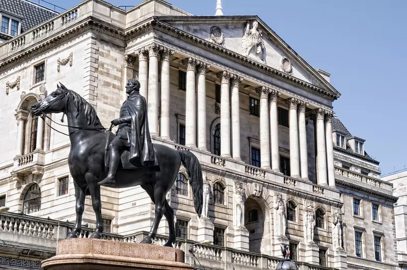 Bank Anglii znów podniósł stopę procentową i ostrzega przed długą recesją