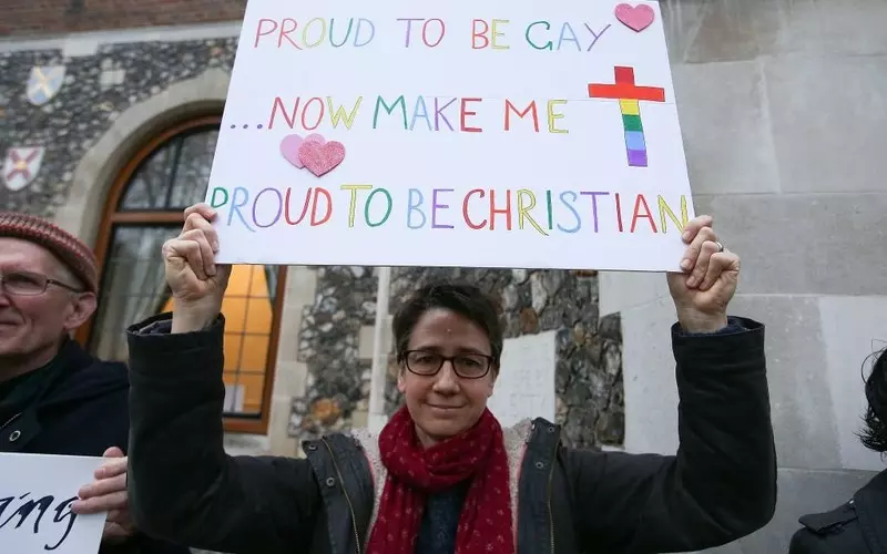 Biskup Oksfordu: Kościół anglikański powinien zezwalać na małżeństwa osób tej samej płci