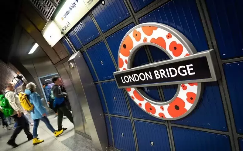 Makowe dekoracje na londyńskich stacjach metra z okazji Poppy Appeal
