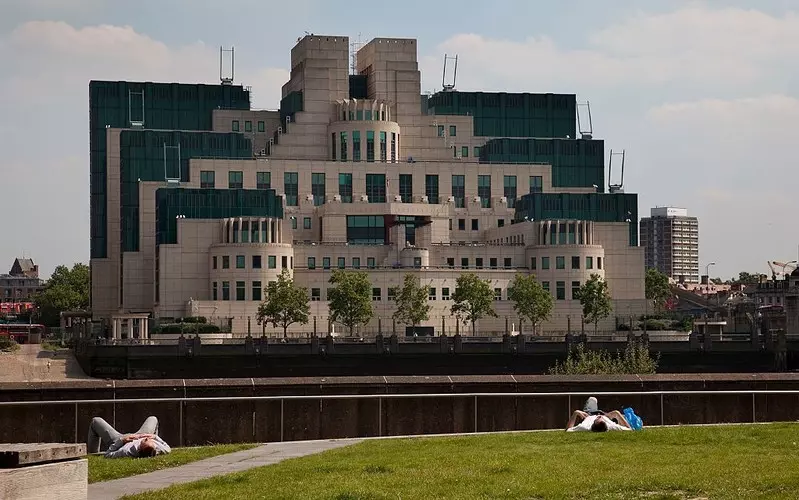 Brytyjski wywiad uprościł rekrutację. Do MI5 i MI6 mogą też wstępować imigranci