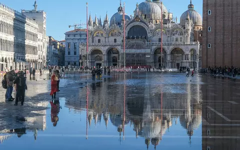 Venice: St. Mark flooded, but the water stopped in front of the basilica