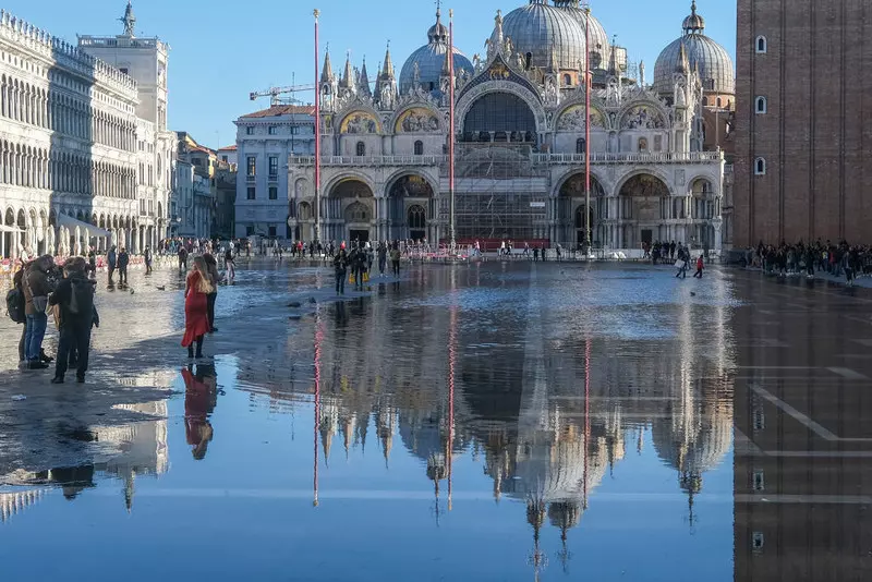 Historyczne wydarzenie w Wenecji: Plac Św. Marka zalany, ale woda zatrzymana przed bazyliką