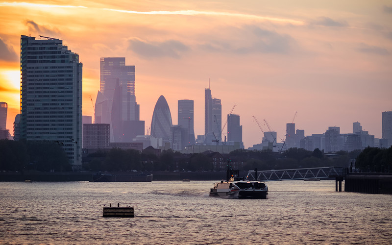 Do kraju powróci "londyński smog"? Istnieją obawy o to, czym ludzie palą w piecu