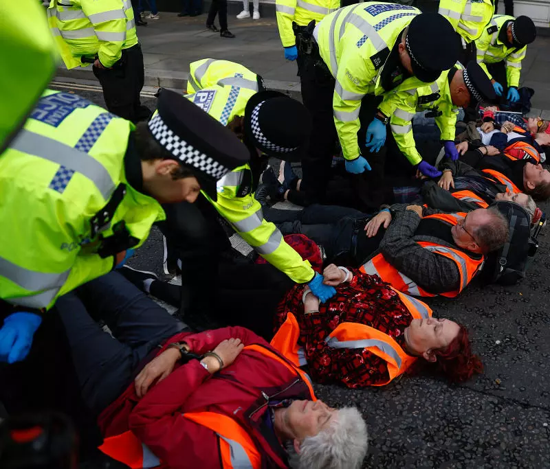 Aktywiści klimatyczni na celowniku londyńskiej policji