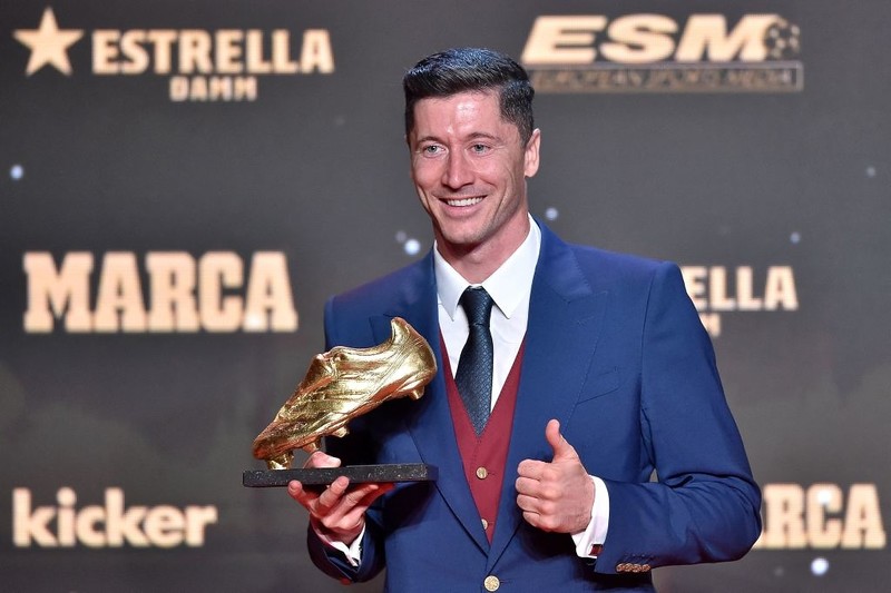 Robert Lewandowski received the "Golden Shoe" award