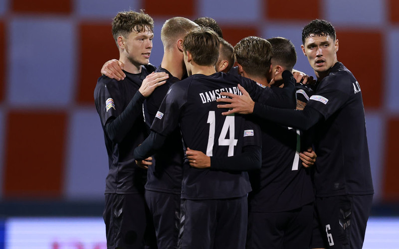 Duńskie czarne koszulki hitem sprzedaży w Europie