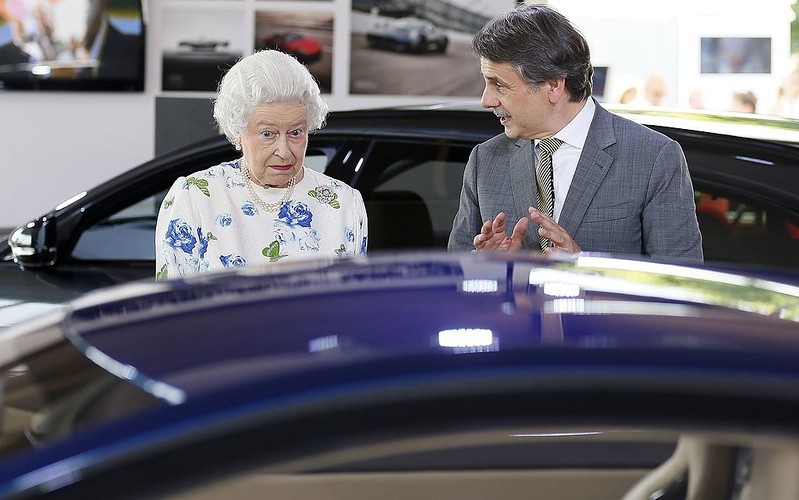 A jaguar that once belonged to Elizabeth II will be up for auction