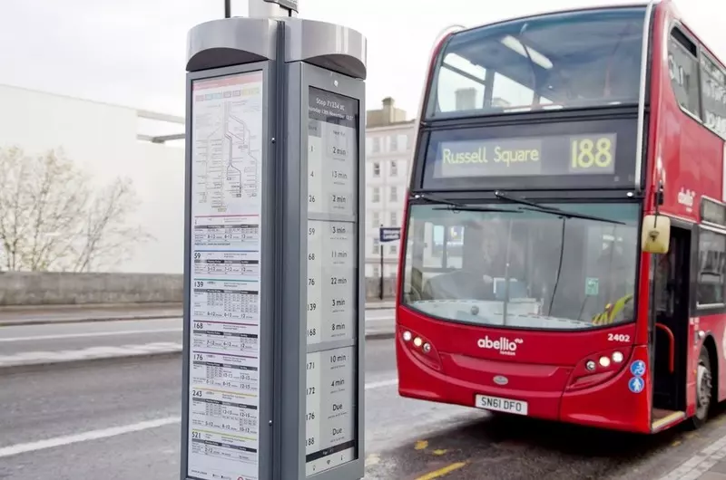 Transport for London testuje nowe wyświetlacze na przystankach autobusowych