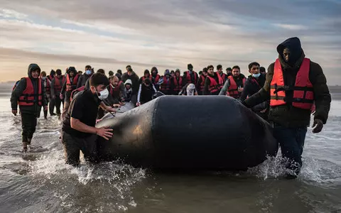 Media: British border guards condone the transfer of migrants through France